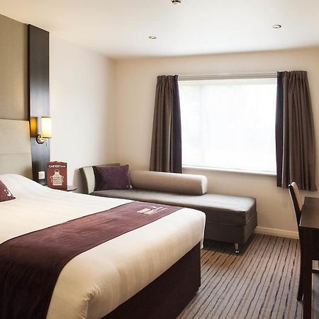 Premier Inn Watford Central Exterior photo