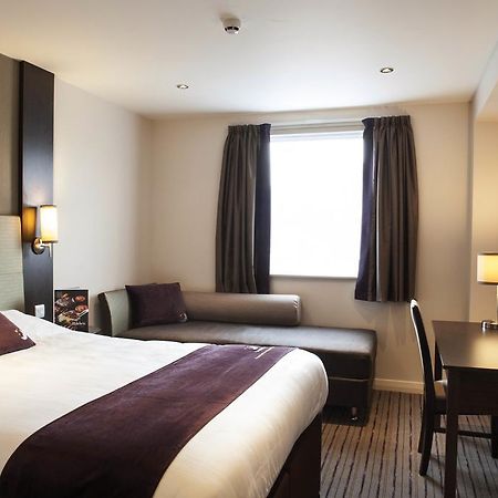 Premier Inn Watford Central Exterior photo