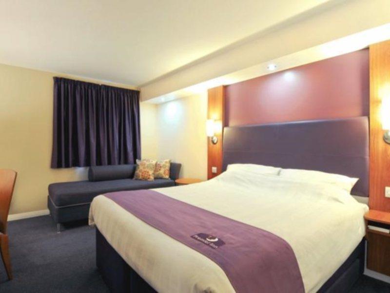 Premier Inn Watford Central Exterior photo