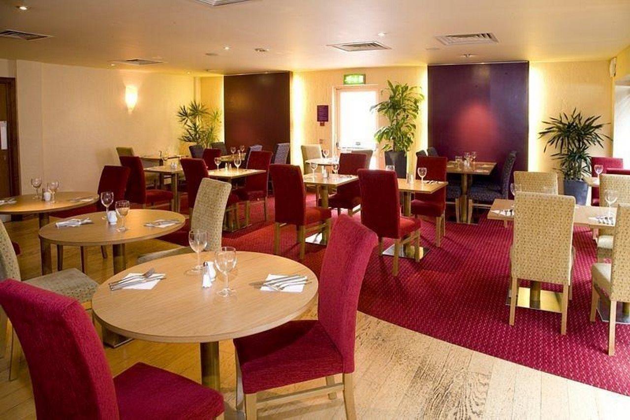 Premier Inn Watford Central Exterior photo