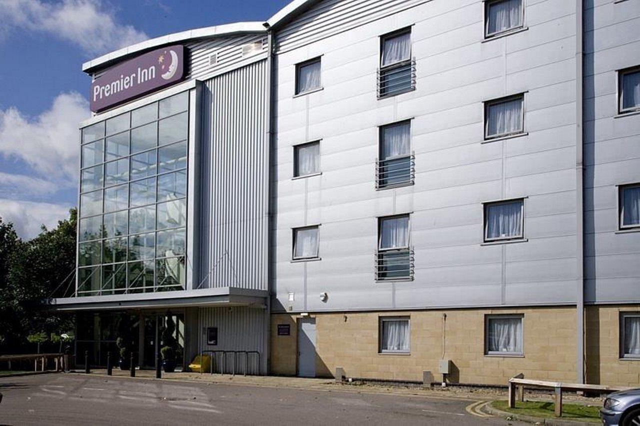 Premier Inn Watford Central Exterior photo