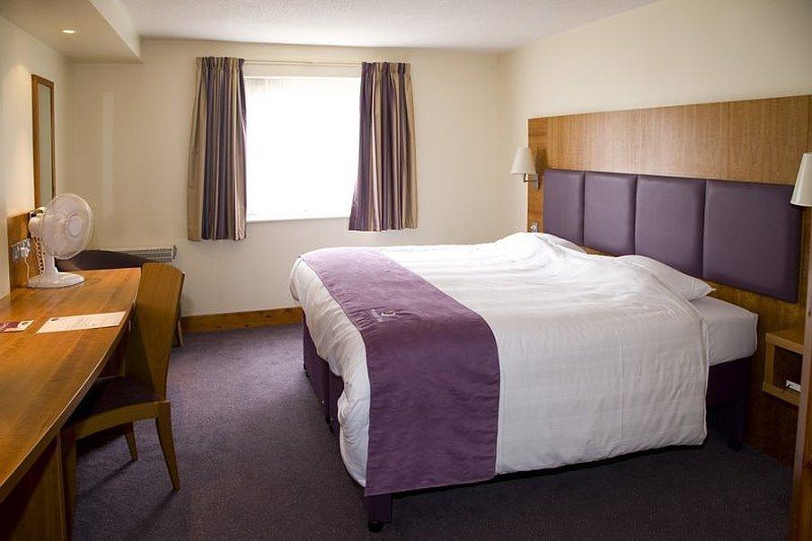 Premier Inn Watford Central Exterior photo