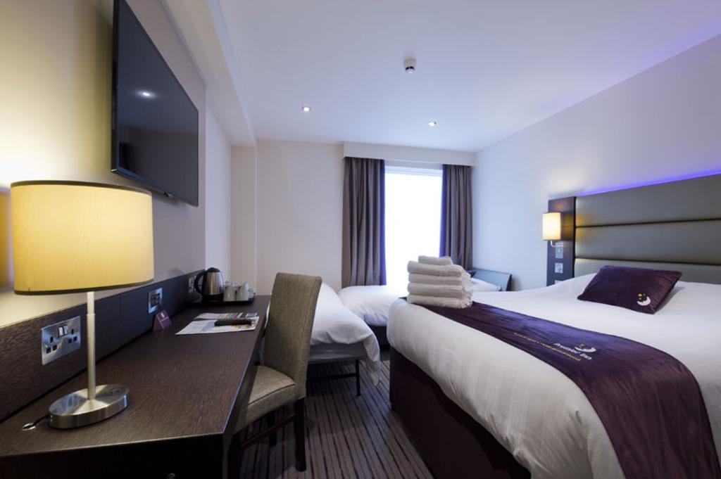 Premier Inn Watford Central Exterior photo