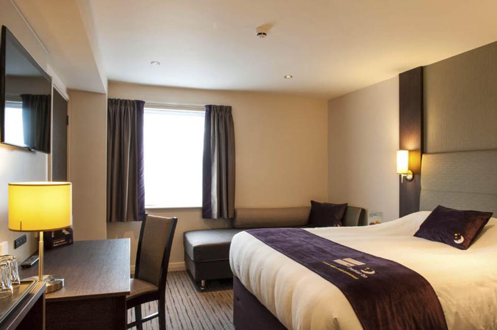Premier Inn Watford Central Exterior photo