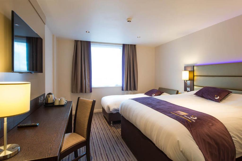 Premier Inn Watford Central Exterior photo