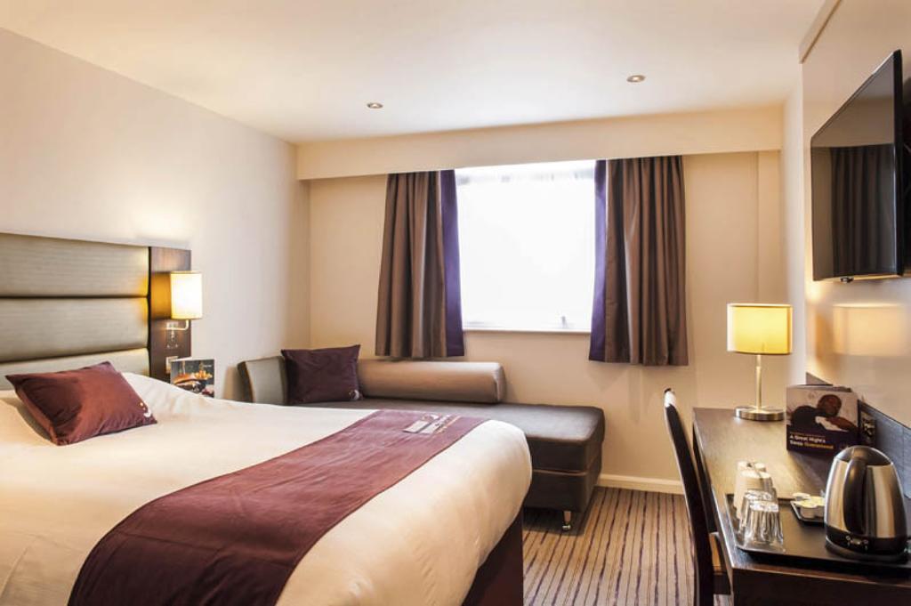 Premier Inn Watford Central Exterior photo