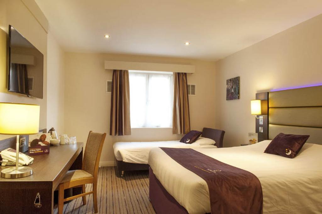 Premier Inn Watford Central Exterior photo