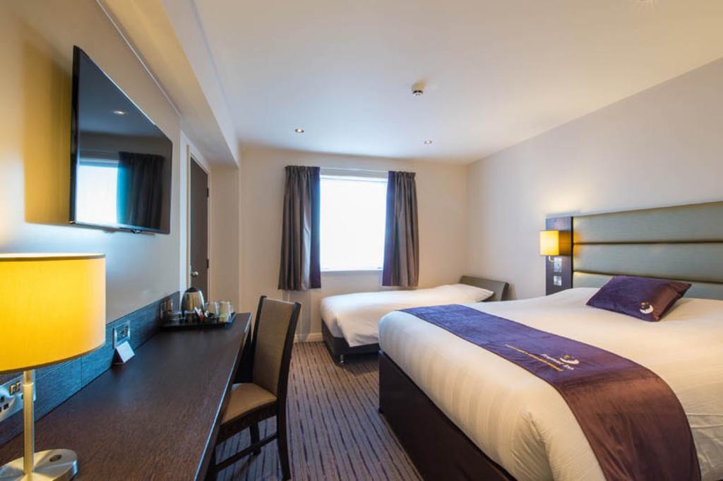 Premier Inn Watford Central Exterior photo