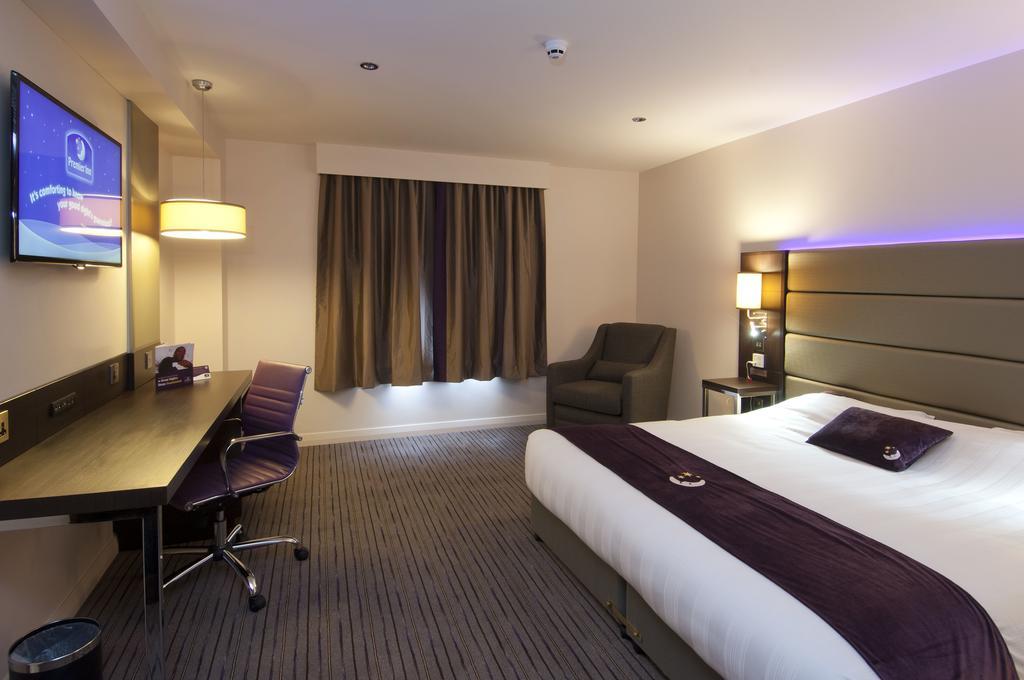 Premier Inn Watford Central Exterior photo