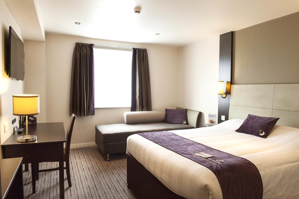 Premier Inn Watford Central Exterior photo