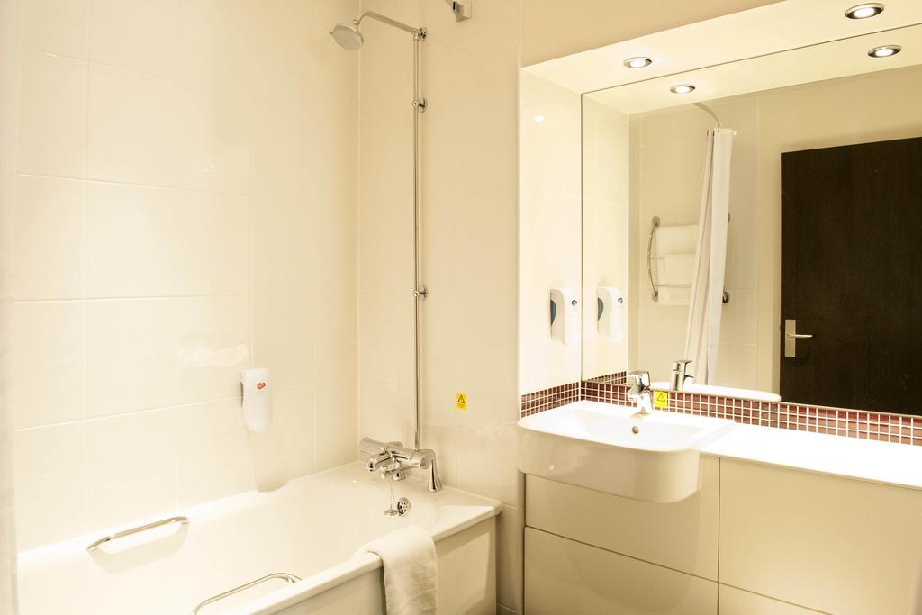 Premier Inn Watford Central Exterior photo