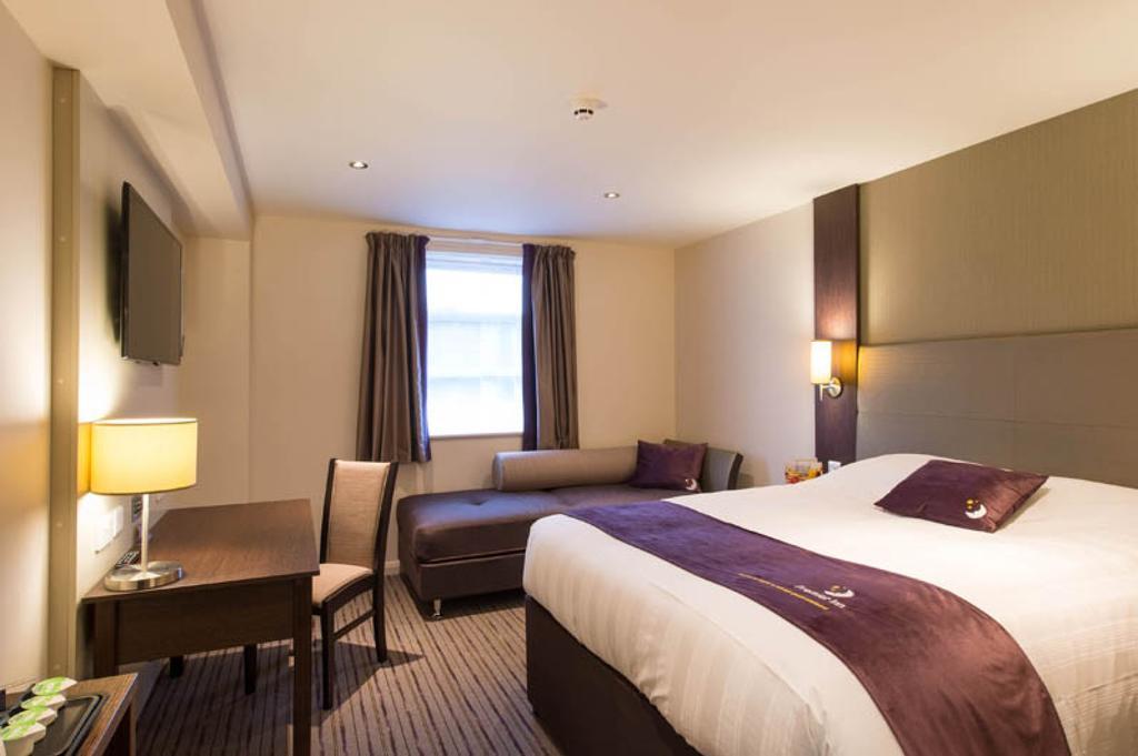 Premier Inn Watford Central Exterior photo