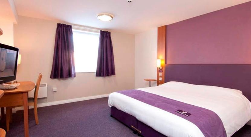 Premier Inn Watford Central Exterior photo